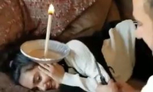 Δείτε αλλά μην το δοκιμάσετε: Πως απομακρύνει αυτός ο γονιός το κερί από το αυτί της κόρης του (βίντεο)
